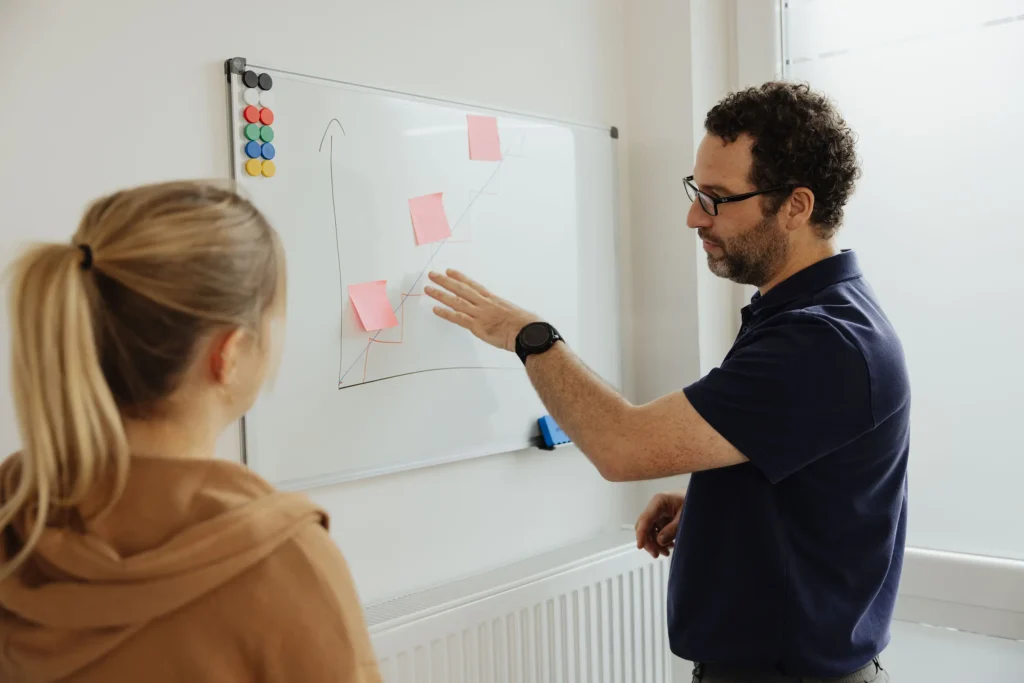 Sebastian Ambrassat erarbeitet eine Arbeitsplatzanalyse inkl. Beratung und Ergonomie Schulung mit einer Patientin