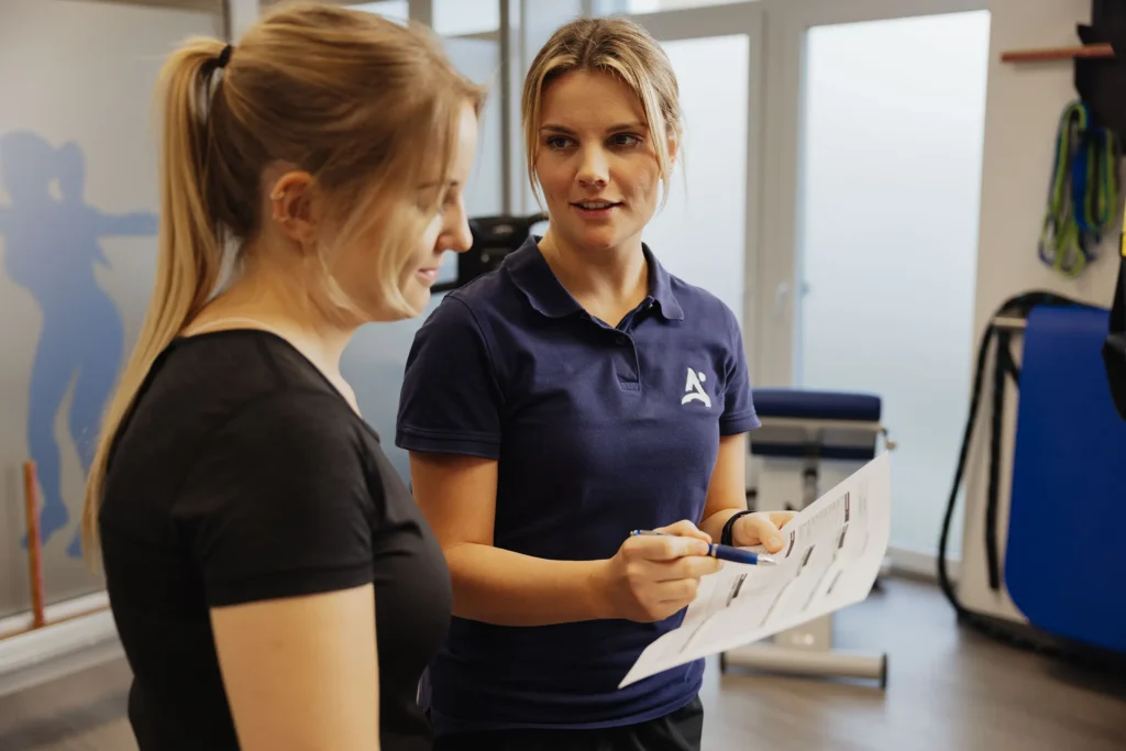 Marie Groothoff erklärt Patientin etwas