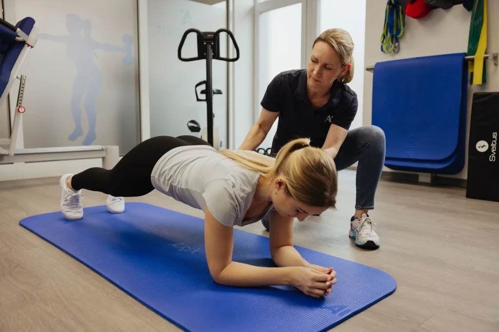 Diana Ambrassat prüft die Form der Plank bei einer Patientin