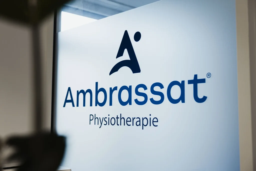 Logo Physiotherapie Ambrassat auf einem Milchglas